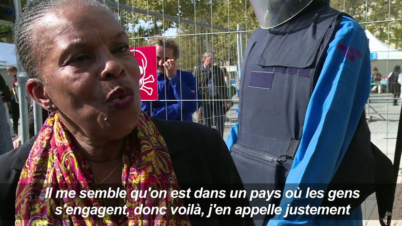 A Paris,une pyramide de chaussures contre les armes explosives