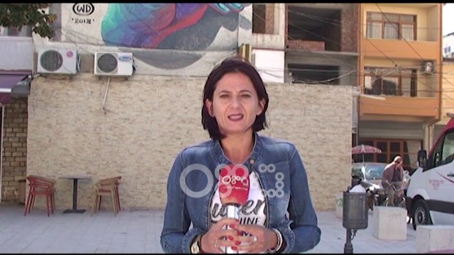Ora News - Muralet në Urën Vajgurore, ngjyrat i japin jetë grisë së pallateve të komunizmit