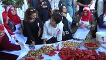 Hülya Koçyiğit çiğköfte yoğurdu, halay çekti... URFES İsot festivali renkli görüntülerle başladı