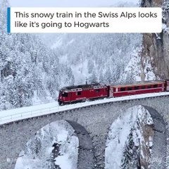 Ce train qui sort de la falaise est surréaliste... Magnifique