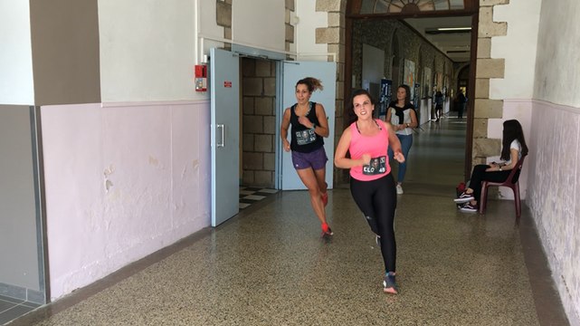 Course dans les couloirs du lycée Saint François-Xavier