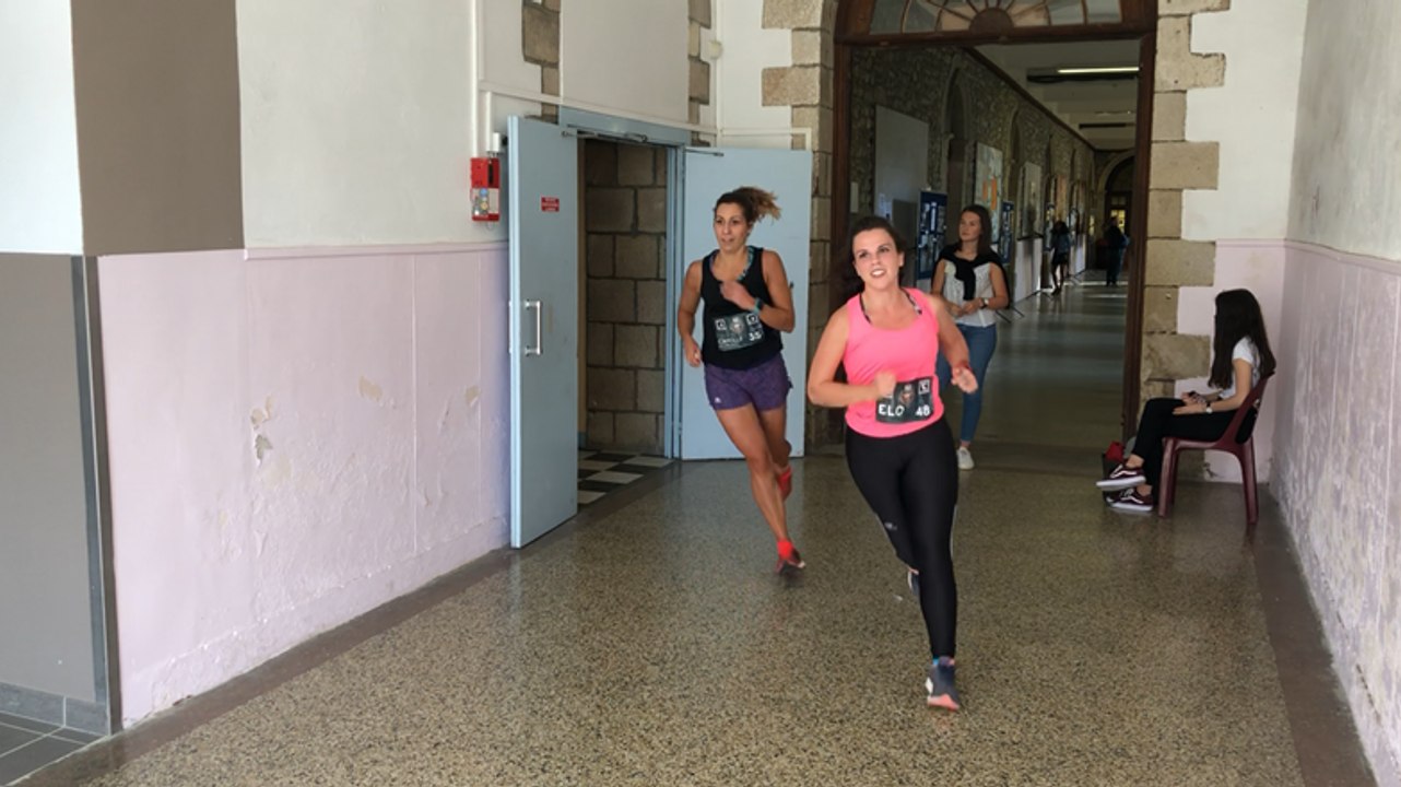 Course dans les couloirs du lycée Saint François-Xavier