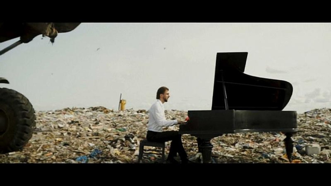 Çöp yığınları üzerinde 'doğa için' müzik yaptı