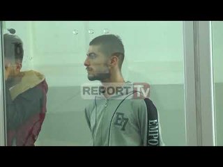 Durrës, i penduar dhe i braktisur para gjykatës, burg pa afat për të riun që masakroi gjyshen