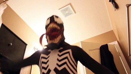 Spiderman vs Venom Incómodas Sorpresa en el Cuarto de Baño Divertido Superhéroe de Animación