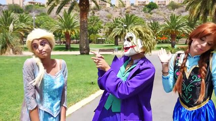 Frozen Elsa y Anna jugar a los bolos vs Joker Mariposa truco w/ Spiderman, Candy Máquina se Congeló