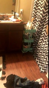 video drole : Elle surprend son copain en train de chanter sous la douche