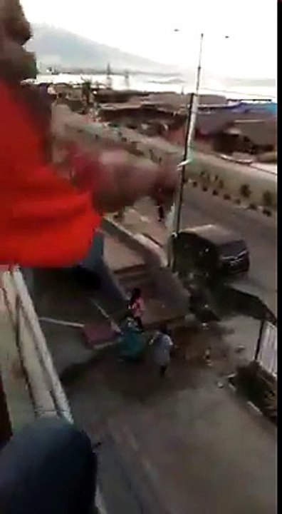 Tsunami en Indonésie : un témoin filme les vagues géantes qui déferlent sur l'île des Célèbes