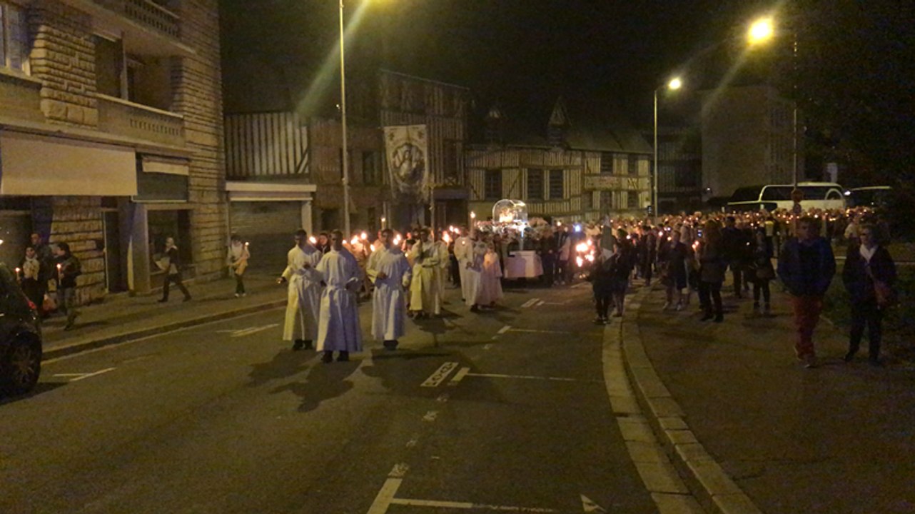 Procession au flambeau lors des fêtes thérésiennes