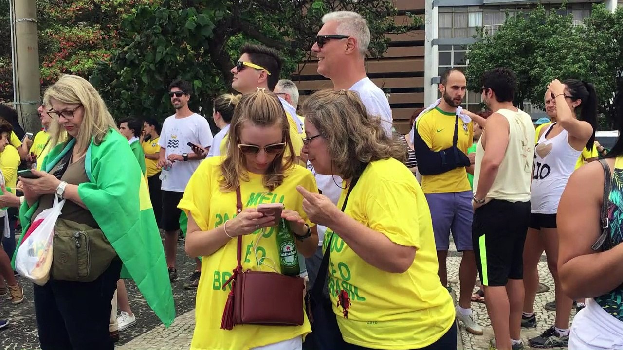 Eleitores de Bolsonaro vão às ruas em apoio ao candidato