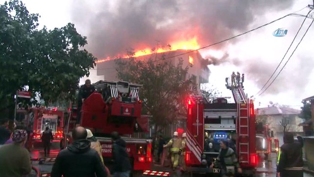 Yıldırımın düştüğü çatı alev alev yandı