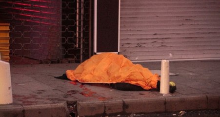 İstanbul'da Binanın Çatısından Düşen Genç, Önce Otomobile Sonra da Kaldırıma Çarparak Öldü