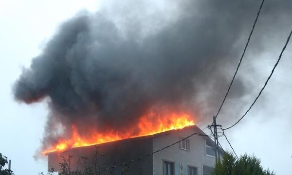 Yıldırımın düştüğü çatı alev alev yandı
