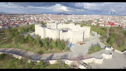 Tarihi kalenin surları yaz-boz tahtasına döndü...Kale havadan böyle görüntülendi