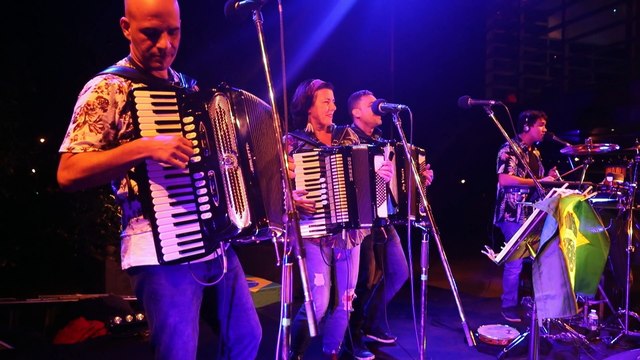 Sur le parvis de la Filature, à Mulhouse, on fait la fête pour l'ouverture de la nouvelle saison.