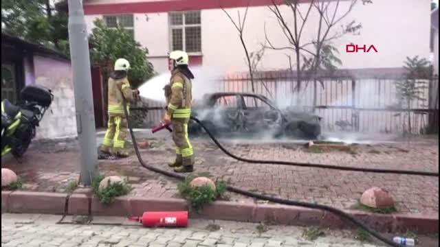 Şişli'de Park Halindeki Otomobil Alev Alev Yandı