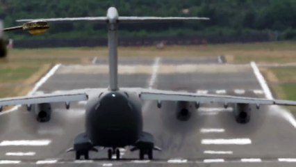 AIRBUS A400 COMBAT Departure   AWESOME DIVE - DOWN Maneuver - FARNBOROUGH AIR SHOW 2018 (4K)