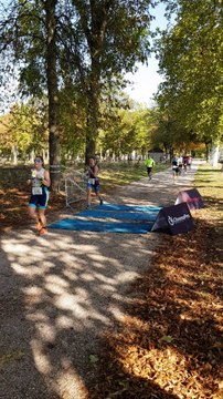 Le passage des participants du duathlon S dans le parc des Bosquets, à Lunéville