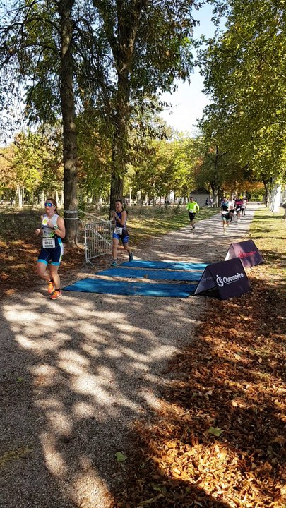 Le passage des participants du duathlon S dans le parc des Bosquets, à Lunéville