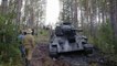 Il fait une découverte incroyable au bord d'un lac : un tank soviétique vieux de 50 ans enfouit sous terre