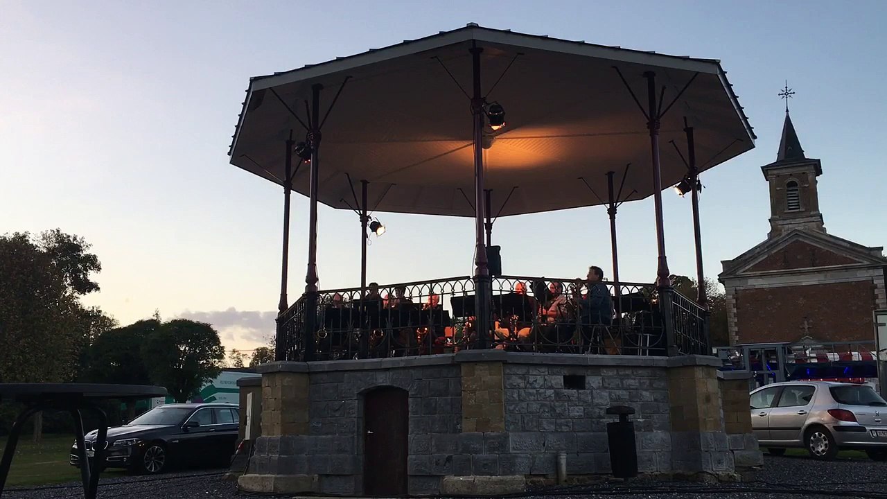 Marchin: deux fanfares, Marvy Music et Balkazar Projet , pour l'inauguration du kiosque rénové de Belle-Maison