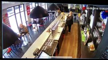 Un cheval de course sème la panique dans un café à Chantilly.