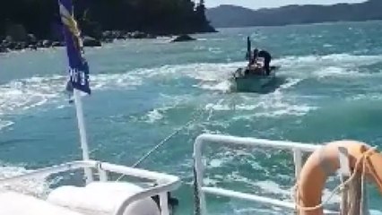 고흥 앞바다 어선 고장...낚시꾼 2명 구조 / YTN