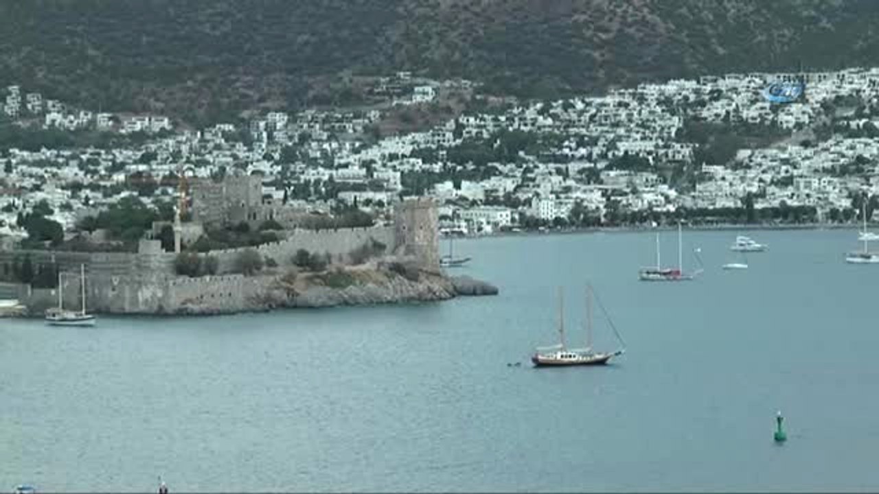 Kasırga Bodrum'u Teğet Geçti, Güneşi Gören Denize Koştu