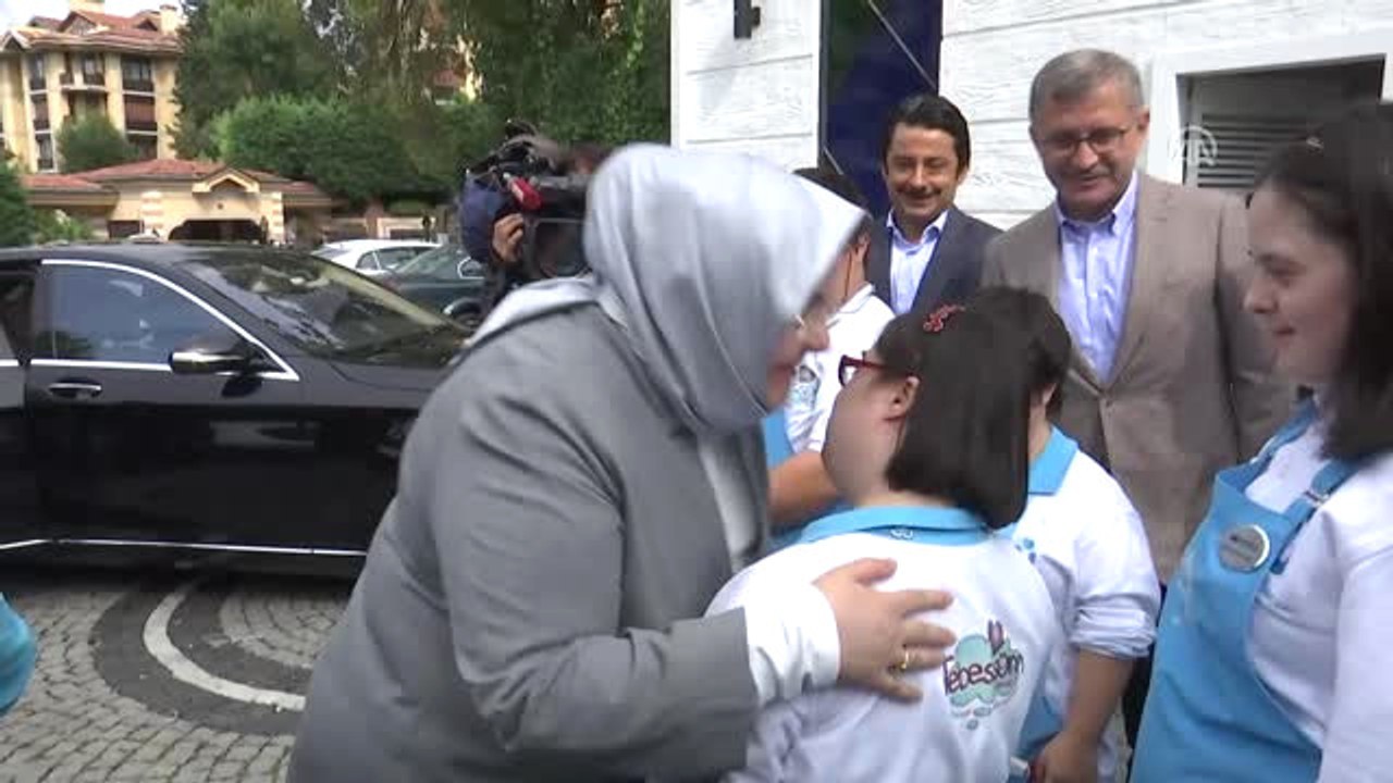 Bakan Selçuk, Tebessüm Kahvesi ve Engelsiz Yaşam Merkezi'ni Ziyaret Etti - İstanbul