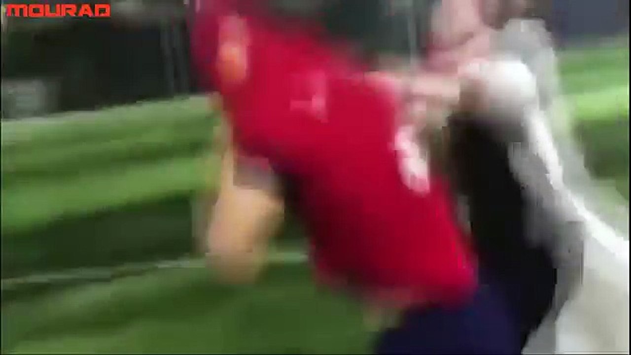 شاهد: لاعب كرة يتعرّض للضرب من حبيبته وسط الملعب بسبب خيانته لها!