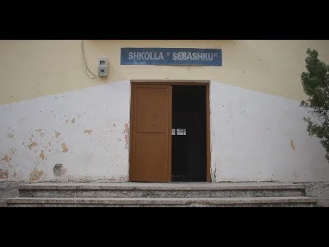 Ora News - Shkolla e amortizuar në Gjirokastër, drejtori: Duam vetëm dyer!