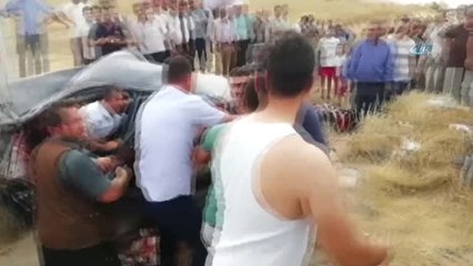 Otomobil Elektrik Direğine Çarptı: 2 Ölü, 2 Yaralı