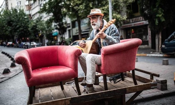 Hurdacı arabasında mini konser