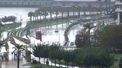 Fırtınanın Teğet Geçtiği İzmir'de Sağanak Yağış