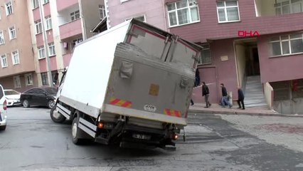 Virajı Alamayan Damacana Yüklü Kamyonet Yan Yattı...