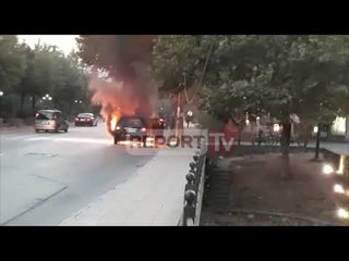 Report Tv-Përfshihet nga flakët një automjet tip 'Benz' në Tiranë, dyshimet e para