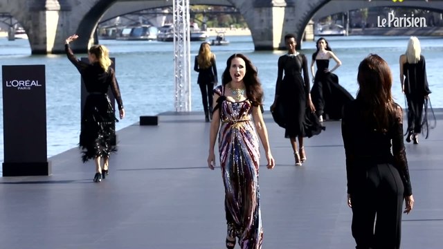 Mode : L'Oréal fait défiler ses stars sur la Seine