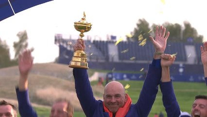 VIRAL: Golf: Europe lift Ryder Cup trophy