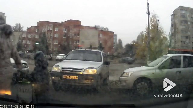 Une maman se jette sous une voiture pour sauver sa fille