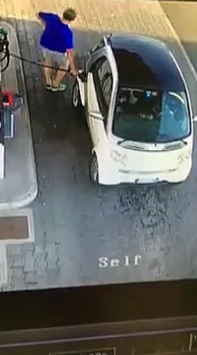 Elle oublie de freiner à la station service à cause de téléphone