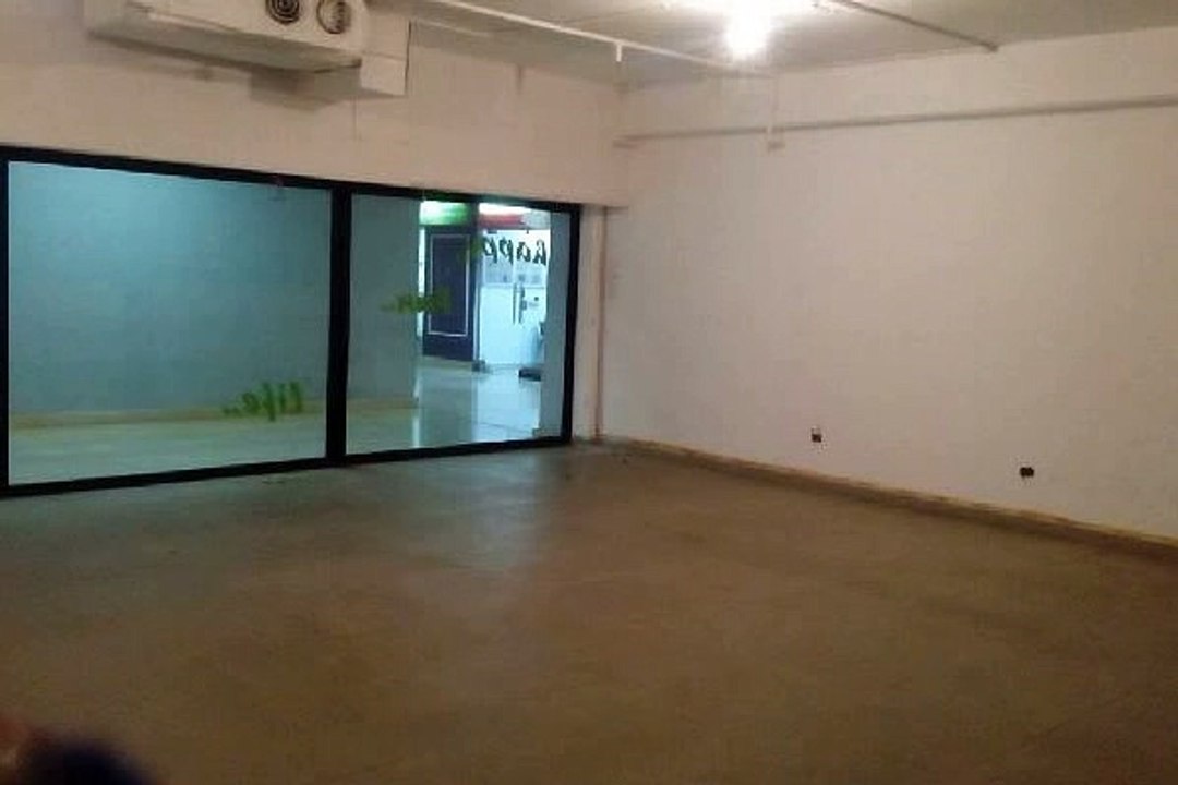 بالتقسيط محل تجارى للبيع على المحور مباشرة