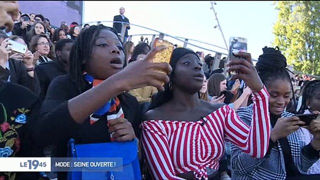 Des fans de modes assistent au défilé L'Oréal pour la Fashion Week et c'est l'hystérie ! Regardez