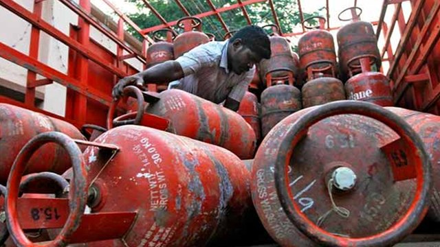 பெட்ரோல், டீசல், விலையுடன் சேர்த்து சிலிண்டர் விலையும் உயர்வு!- வீடியோ