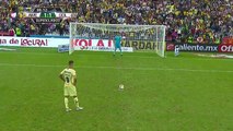 Raúl Gudiño saves penalty in the 97th minute of the match (América-Chivas)