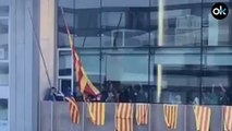 Los CDR descuelgan la bandera española y la sustituyen por la estelada en un edificio de la Generalitat en Gerona