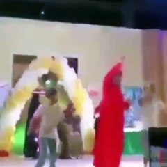 فيديو: المطرب عبد الله بالخير  يعلق على "انقضاض فتاة عليه في حفلة"