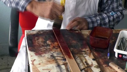 Kırgızlar sanatlarını deriye işliyor