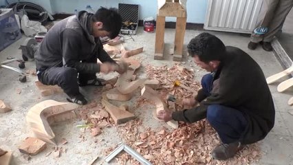 Kırgızlar Sanatlarını Deriye İşliyor