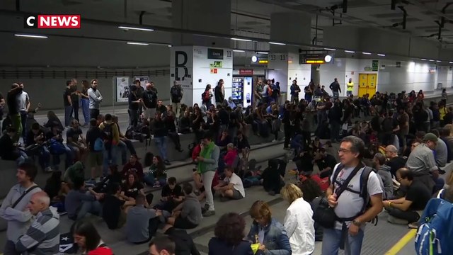 Espagne : des militants séparatistes bloquent routes et trains en Catalogne