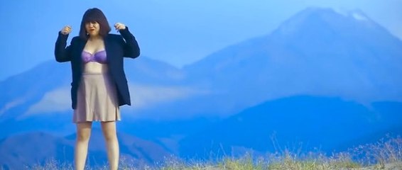 Sütyenli Klip Çeken Kırgız Şarkıcı: Ölüm Tehditleri Alıyorum